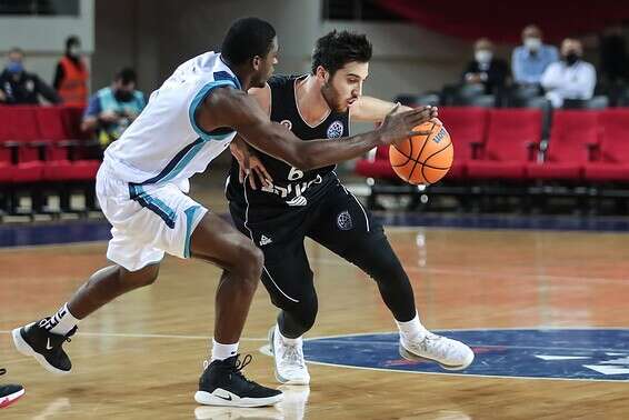 תמיר בלאט שומר על הכדור, הערב. 11 אסיסטים // צילום: ליגת אלופות של פיב"א